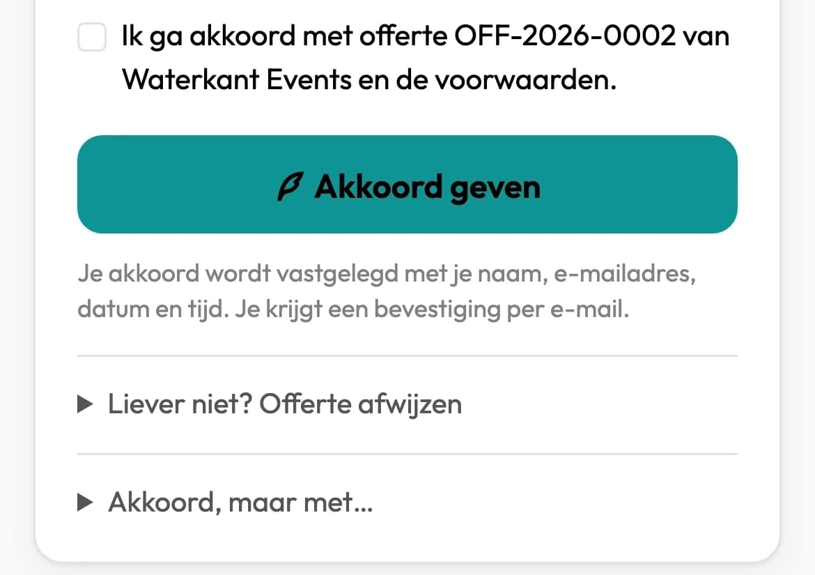 Het einde van het blok Akkoord geven op een telefoon: het vinkje voor akkoord met de offerte, de knop Akkoord geven, de regel dat het akkoord wordt vastgelegd met naam, e-mailadres, datum en tijd met een bevestiging per e-mail, en daaronder Offerte afwijzen en Akkoord, maar met.