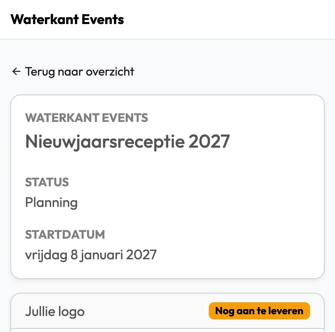 Een project in het klantportaal op een telefoon, onder de naam van de locatie en Terug naar overzicht: Nieuwjaarsreceptie 2027 met status Planning en startdatum vrijdag 8 januari 2027, en daaronder de kop Jullie logo met de melding Nog aan te leveren.